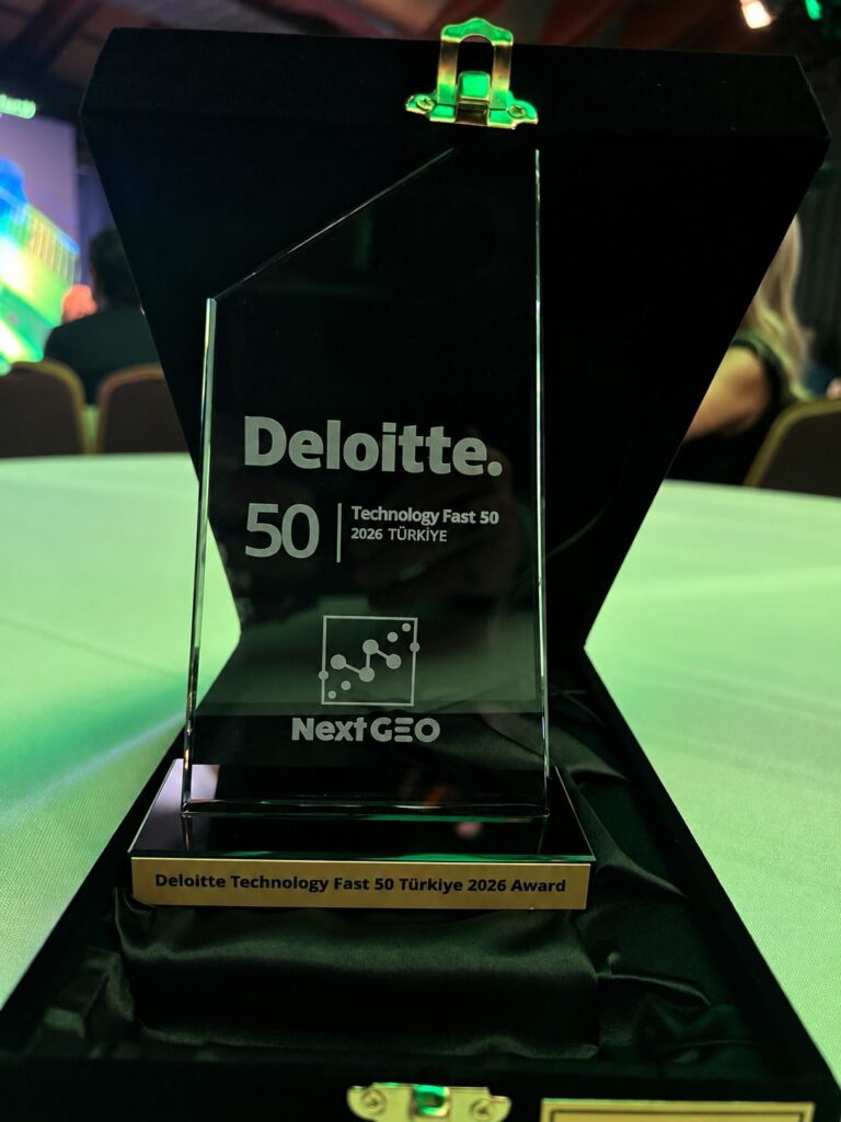 Next Geo’ya verilen Deloitte Technology Fast 50 Türkiye 2026 ödülü: Deloitte, Technology Fast 50 2026 Türkiye ve Next GEO logosu kazınmış cam plaket.