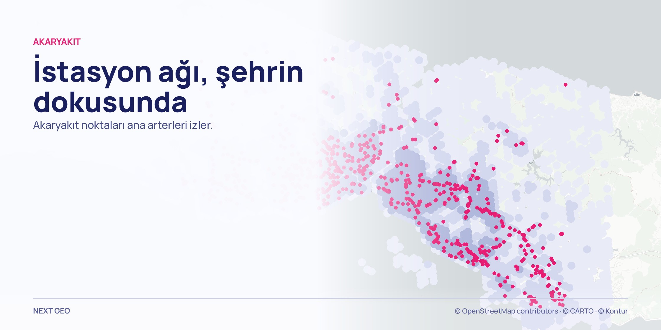 Açık gri İstanbul il haritası; soluk mavi nüfus dokusunun üzerine akaryakıt noktaları pembe olarak dağılmış, ana arterleri izliyor.