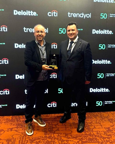 Next Geo temsilcileri, Deloitte, Citi ve Trendyol logolu Technology Fast 50 Türkiye 2026 panosu önünde ödülle.