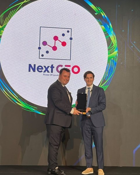 Deloitte Technology Fast 50 Türkiye 2026 töreninde sahnede ödül takdimi; arkadaki ekranda Next GEO logosu.