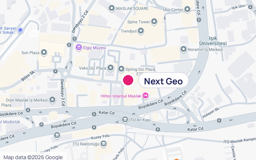 Maslak&rsquo;ta Büyükdere Caddesi ile Meydan Sokak arasındaki alanı gösteren harita; Next Geo işareti Spring Giz Plaza&rsquo;nın üzerinde, Hilton Istanbul Maslak ve İTÜ Ayazağa kampüsü çevresinde.